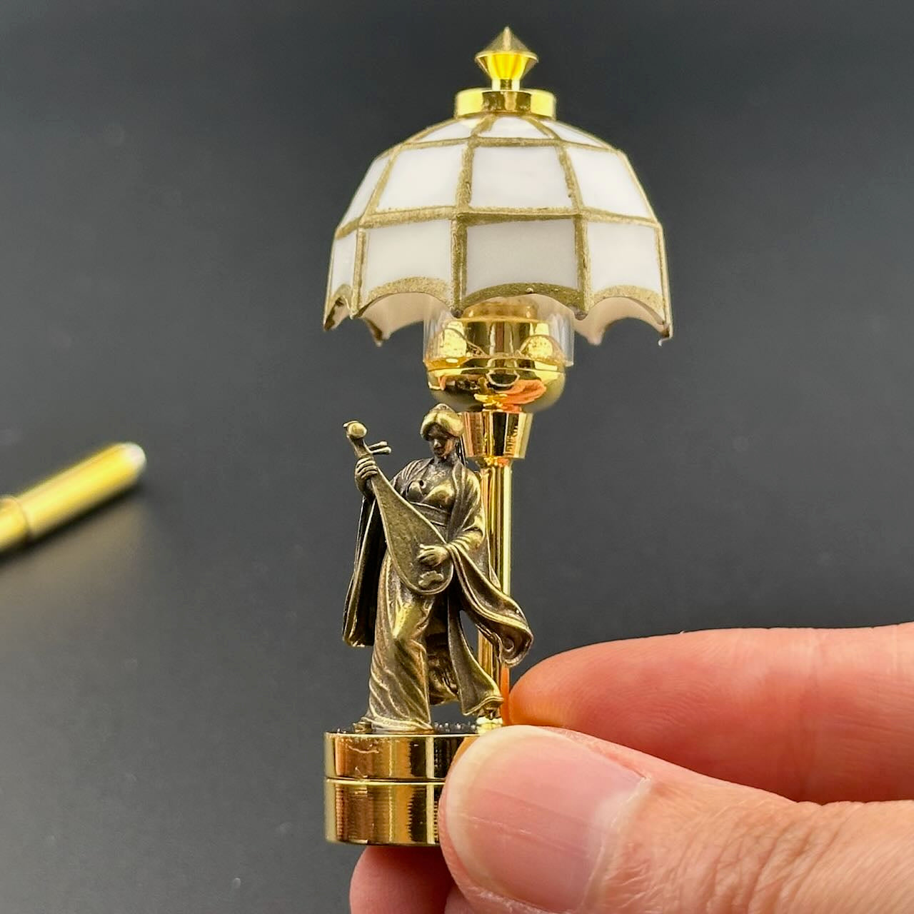 Lampe de table miniature sans contact avec baguette 1:12, lumière LED pour maison de poupée, sans contact, sans interrupteur, demande en mariage pour la Saint-Valentin