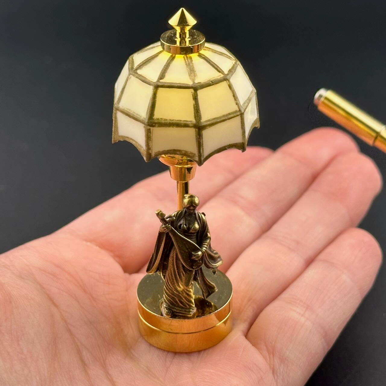 Lampe de table miniature sans contact avec baguette 1:12, lumière LED pour maison de poupée, sans contact, sans interrupteur, demande en mariage pour la Saint-Valentin