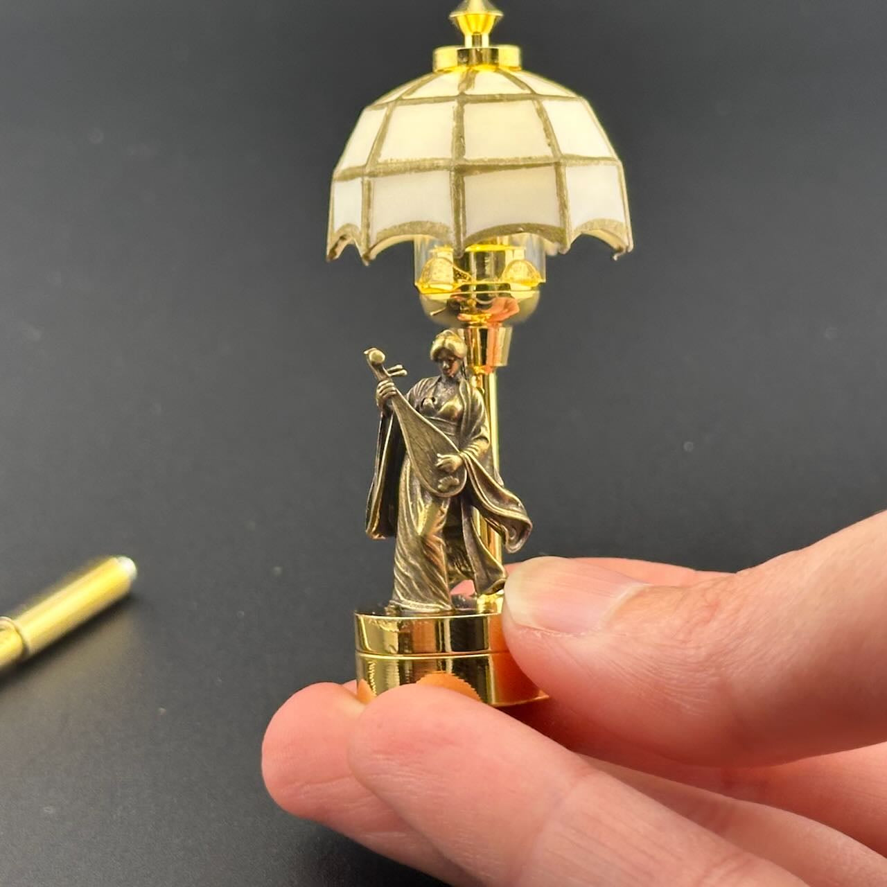 Lampe de table miniature sans contact avec baguette 1:12, lumière LED pour maison de poupée, sans contact, sans interrupteur, demande en mariage pour la Saint-Valentin