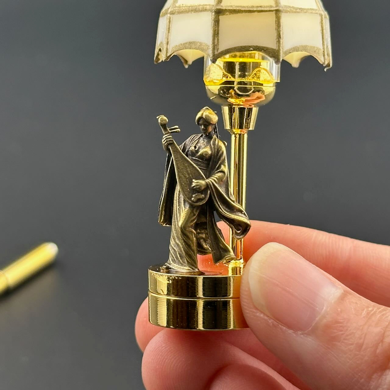 Lampe de table miniature sans contact avec baguette 1:12, lumière LED pour maison de poupée, sans contact, sans interrupteur, demande en mariage pour la Saint-Valentin