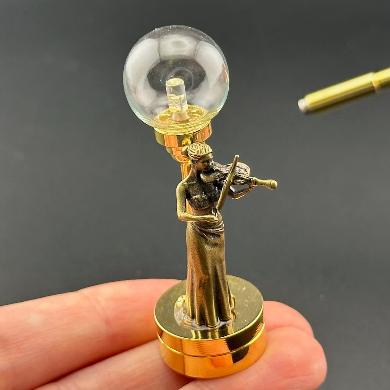 Lampe de table miniature sans contact avec baguette 1:12, lumière LED pour maison de poupée, sans contact, sans interrupteur, demande en mariage pour la Saint-Valentin