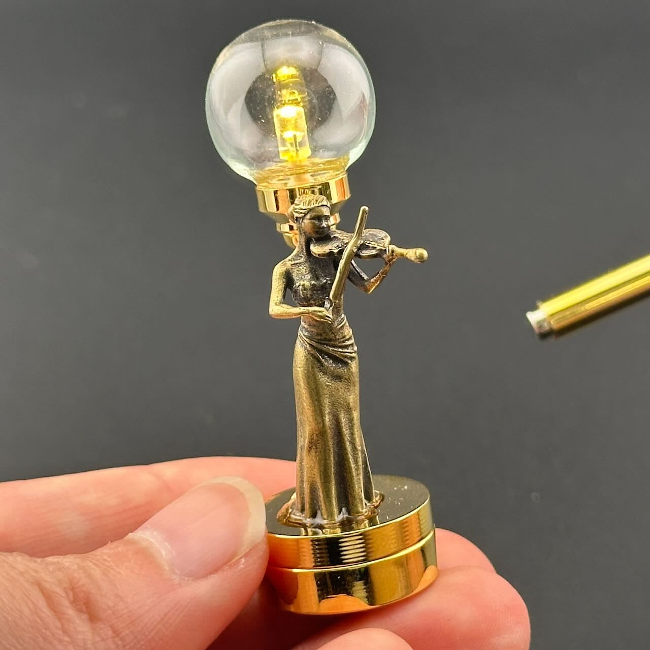Lampe de table miniature sans contact avec baguette 1:12, lumière LED pour maison de poupée, sans contact, sans interrupteur, demande en mariage pour la Saint-Valentin