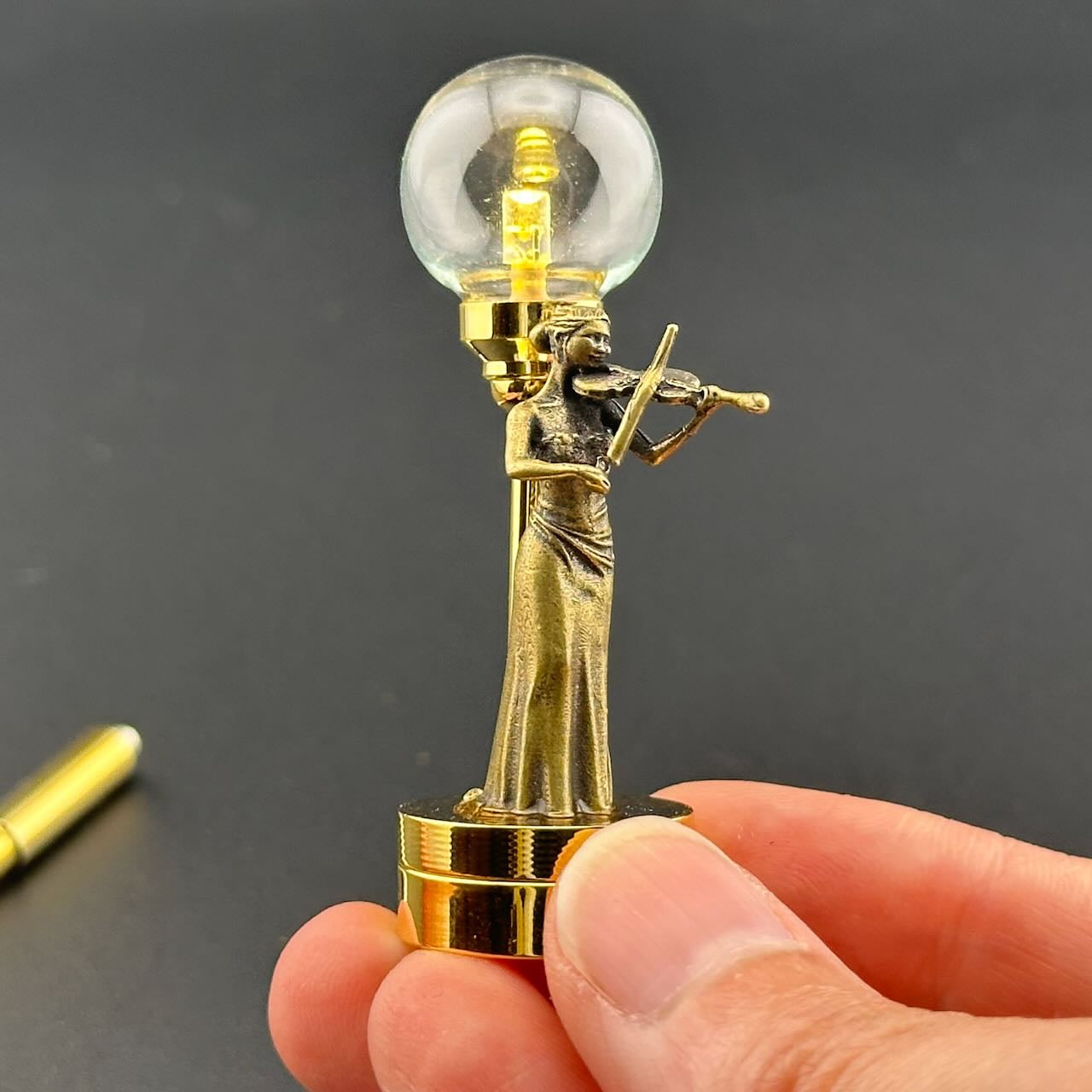 Lampe de table miniature sans contact avec baguette 1:12, lumière LED pour maison de poupée, sans contact, sans interrupteur, demande en mariage pour la Saint-Valentin