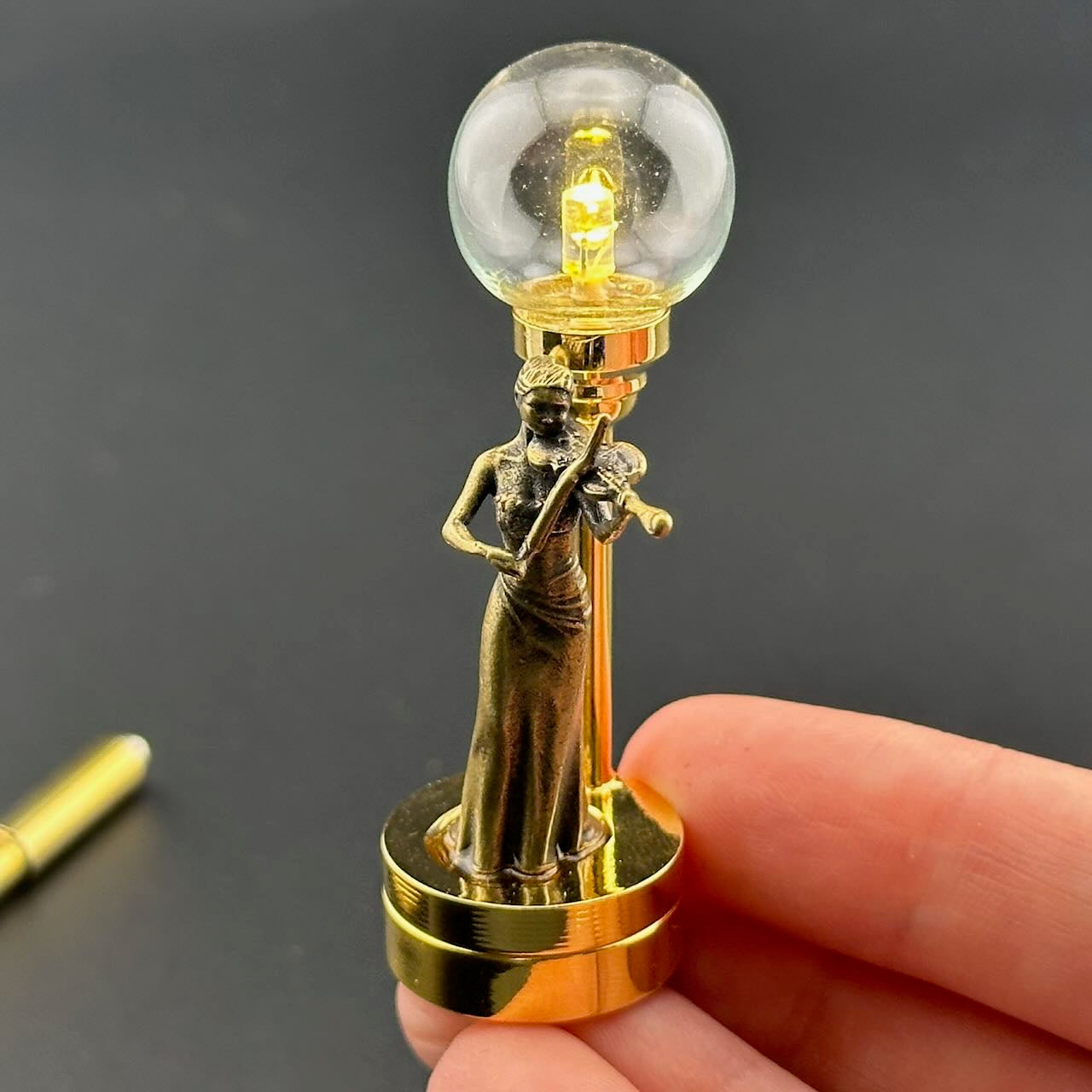Lampe de table miniature sans contact avec baguette 1:12, lumière LED pour maison de poupée, sans contact, sans interrupteur, demande en mariage pour la Saint-Valentin