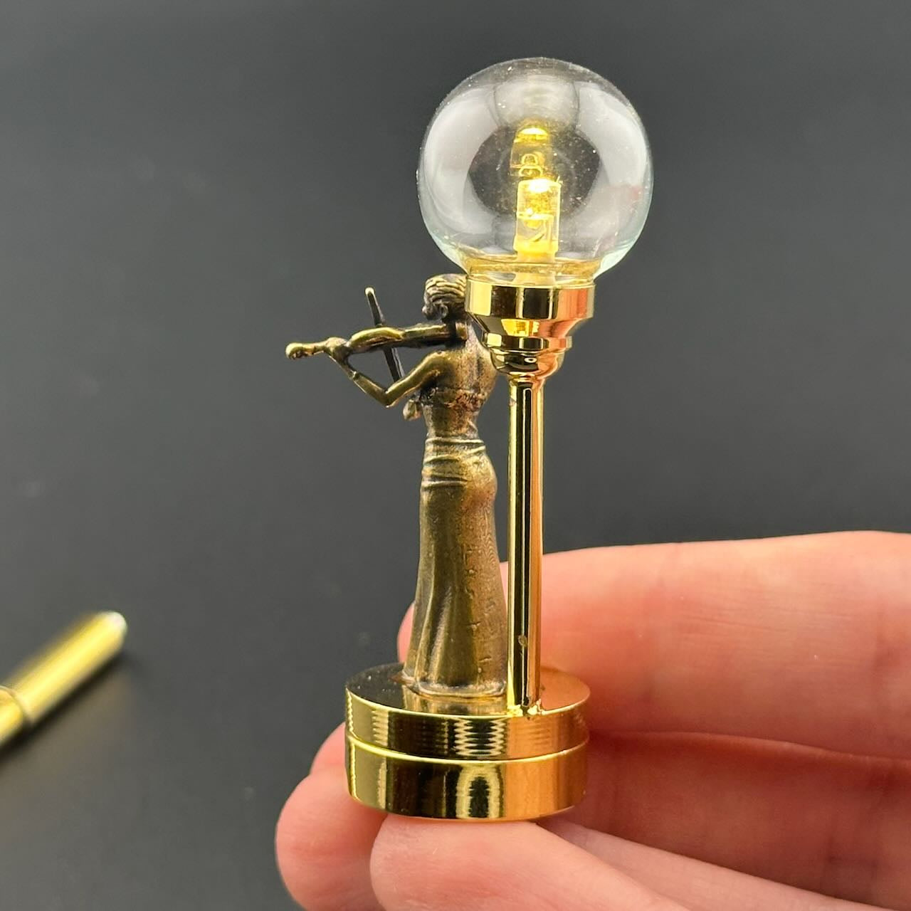 Lampe de table miniature sans contact avec baguette 1:12, lumière LED pour maison de poupée, sans contact, sans interrupteur, demande en mariage pour la Saint-Valentin