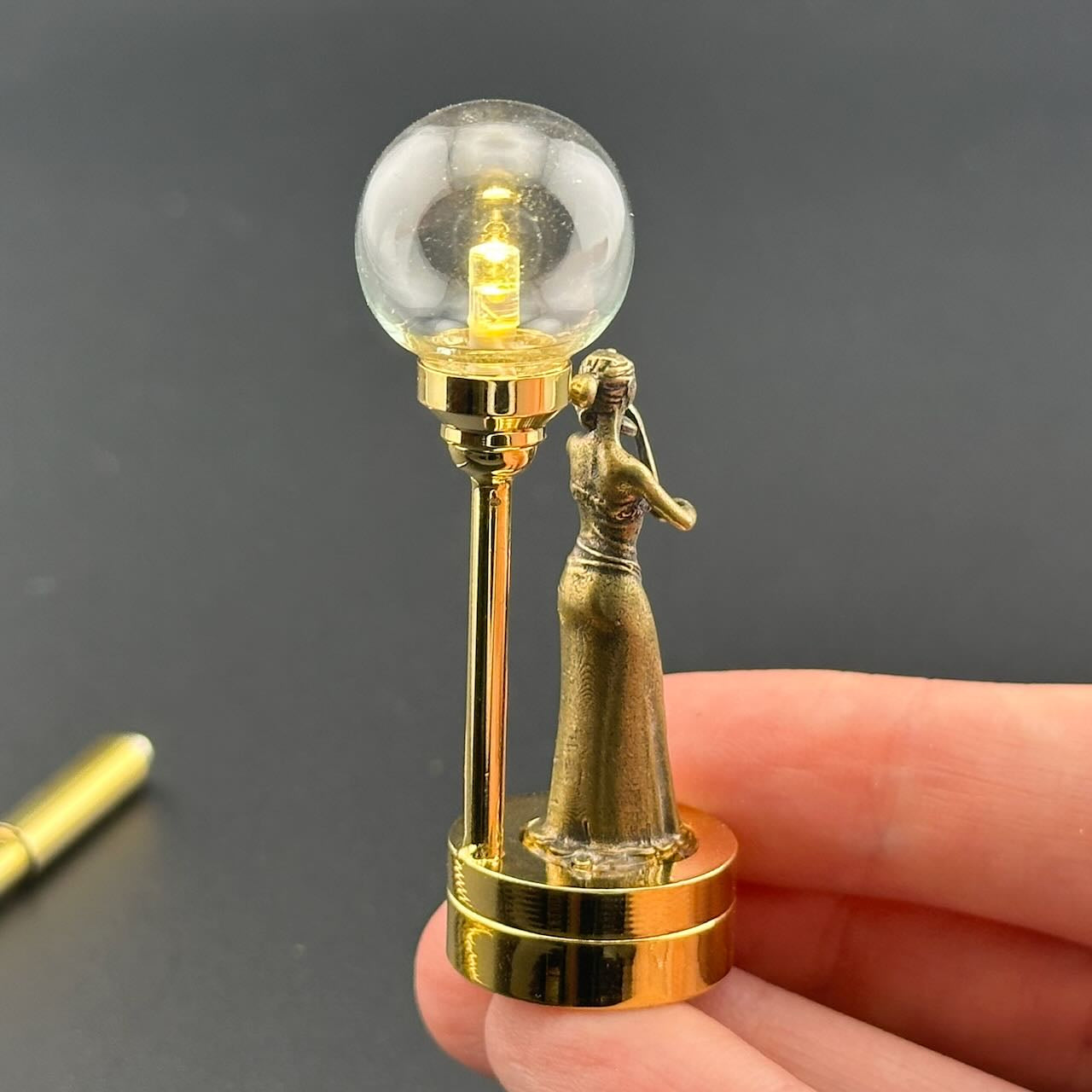 Lampe de table miniature sans contact avec baguette 1:12, lumière LED pour maison de poupée, sans contact, sans interrupteur, demande en mariage pour la Saint-Valentin