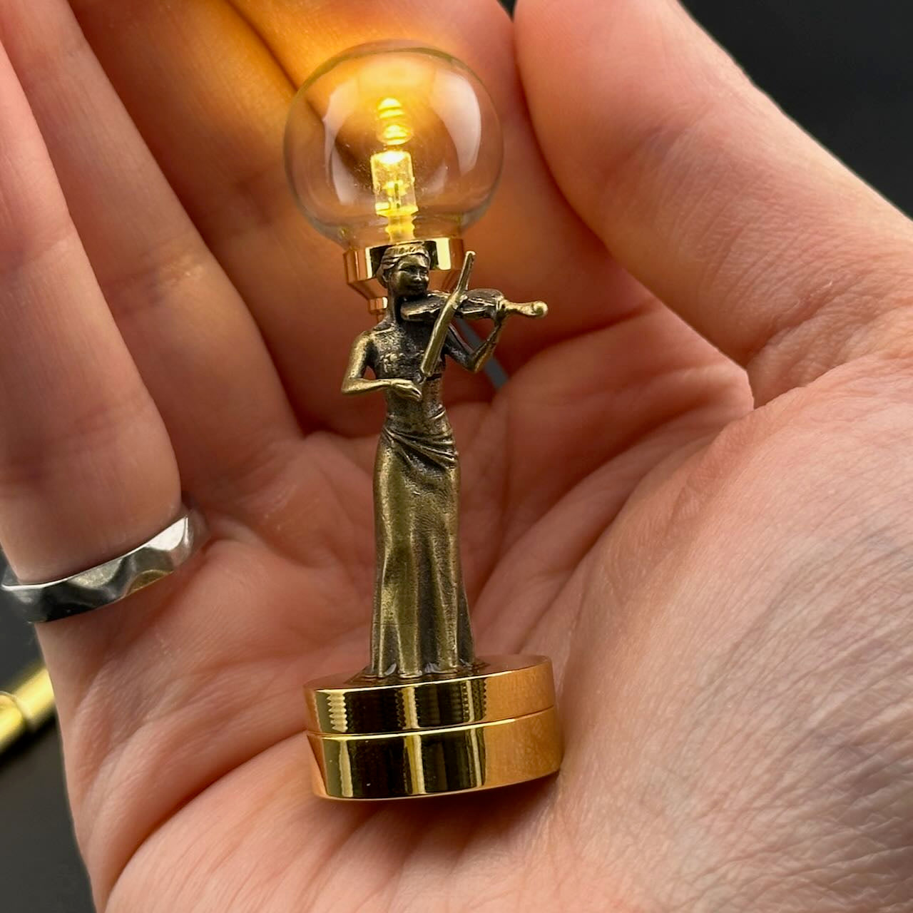 Lampe de table miniature sans contact avec baguette 1:12, lumière LED pour maison de poupée, sans contact, sans interrupteur, demande en mariage pour la Saint-Valentin