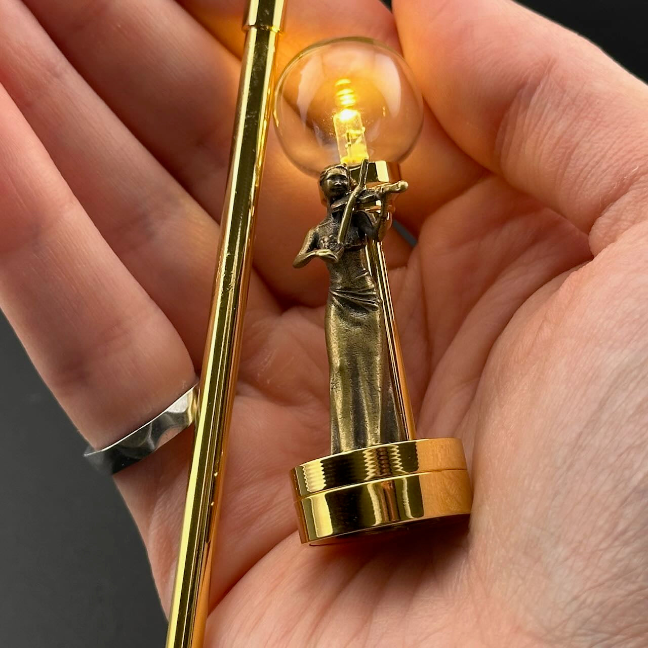 Lampe de table miniature sans contact avec baguette 1:12, lumière LED pour maison de poupée, sans contact, sans interrupteur, demande en mariage pour la Saint-Valentin