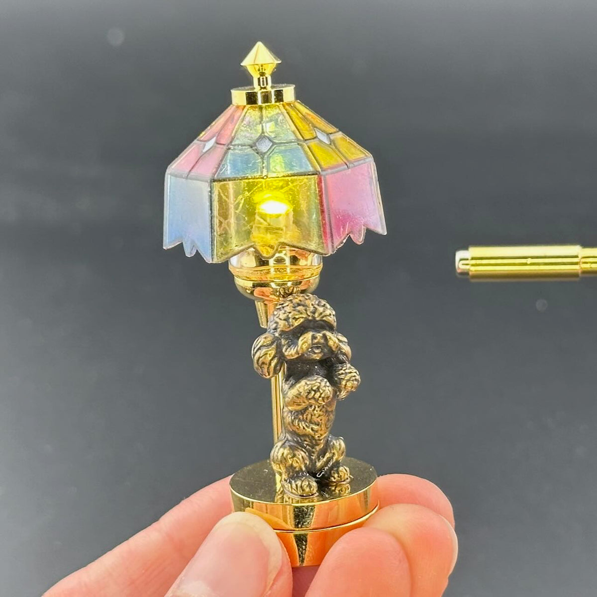 Miniatur-Berührungslose Bedienung mit Zauberstab 1:12 Tischlampe LED-Licht für Puppenhaus No-Touch No-Switch Stick Valentinstag Heiratsantrag