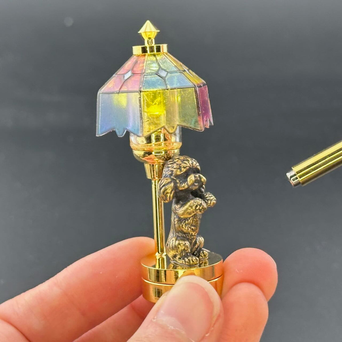 Miniatur-Berührungslose Bedienung mit Zauberstab 1:12 Tischlampe LED-Licht für Puppenhaus No-Touch No-Switch Stick Valentinstag Heiratsantrag