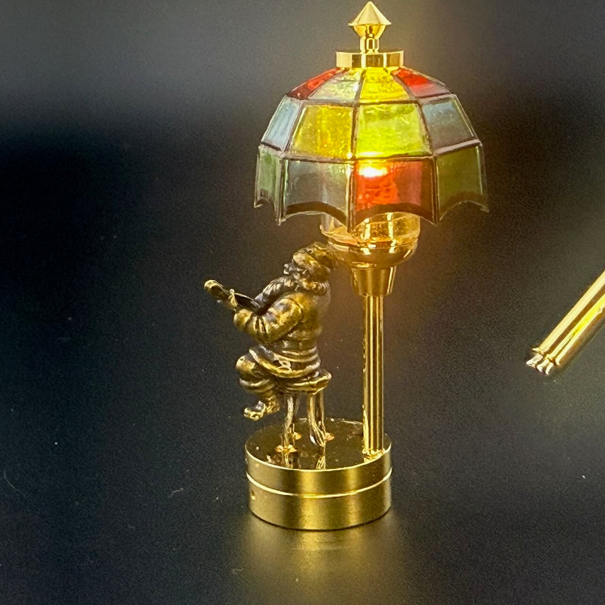 Miniatur-Berührungslose Bedienung mit Zauberstab 1:12 Tischlampe LED-Licht für Puppenhaus No-Touch No-Switch Stick Valentinstag Heiratsantrag