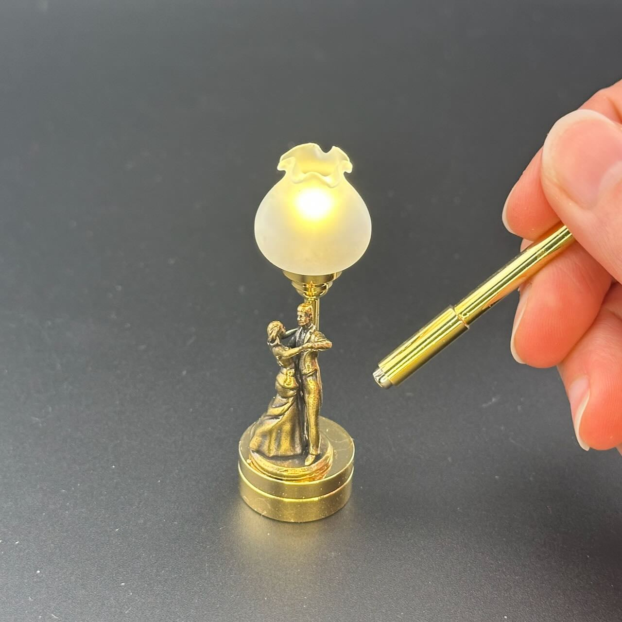 Romantic dance Miniature Touchless operation with Wand  1:12 table lamp LED for Dollhouse table light solid brass