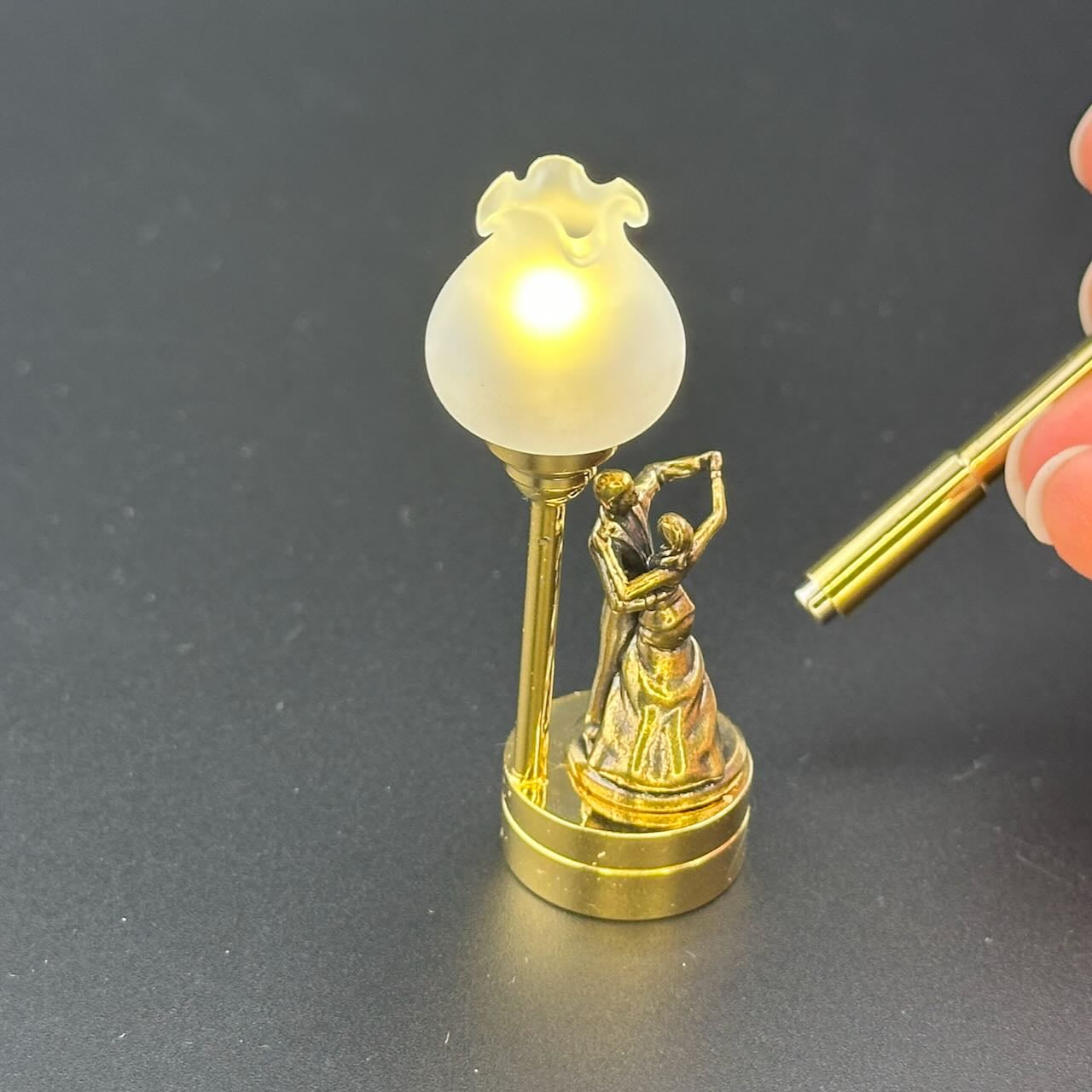 Romantic dance Miniature Touchless operation with Wand  1:12 table lamp LED for Dollhouse table light solid brass