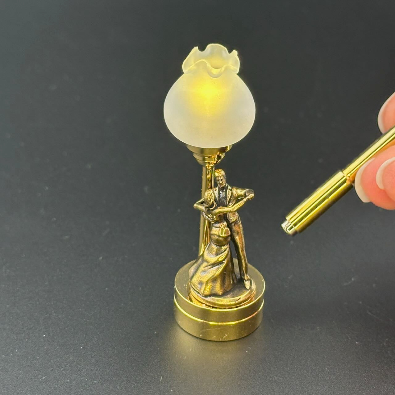 Romantic dance Miniature Touchless operation with Wand  1:12 table lamp LED for Dollhouse table light solid brass