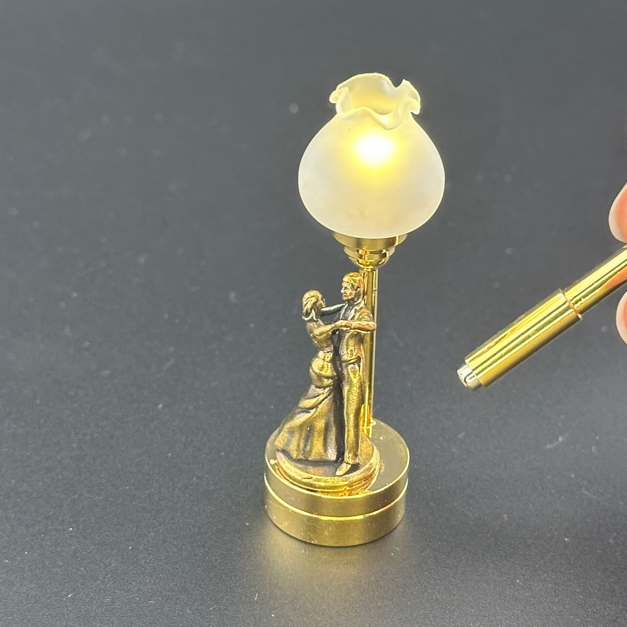 Romantic dance Miniature Touchless operation with Wand  1:12 table lamp LED for Dollhouse table light solid brass