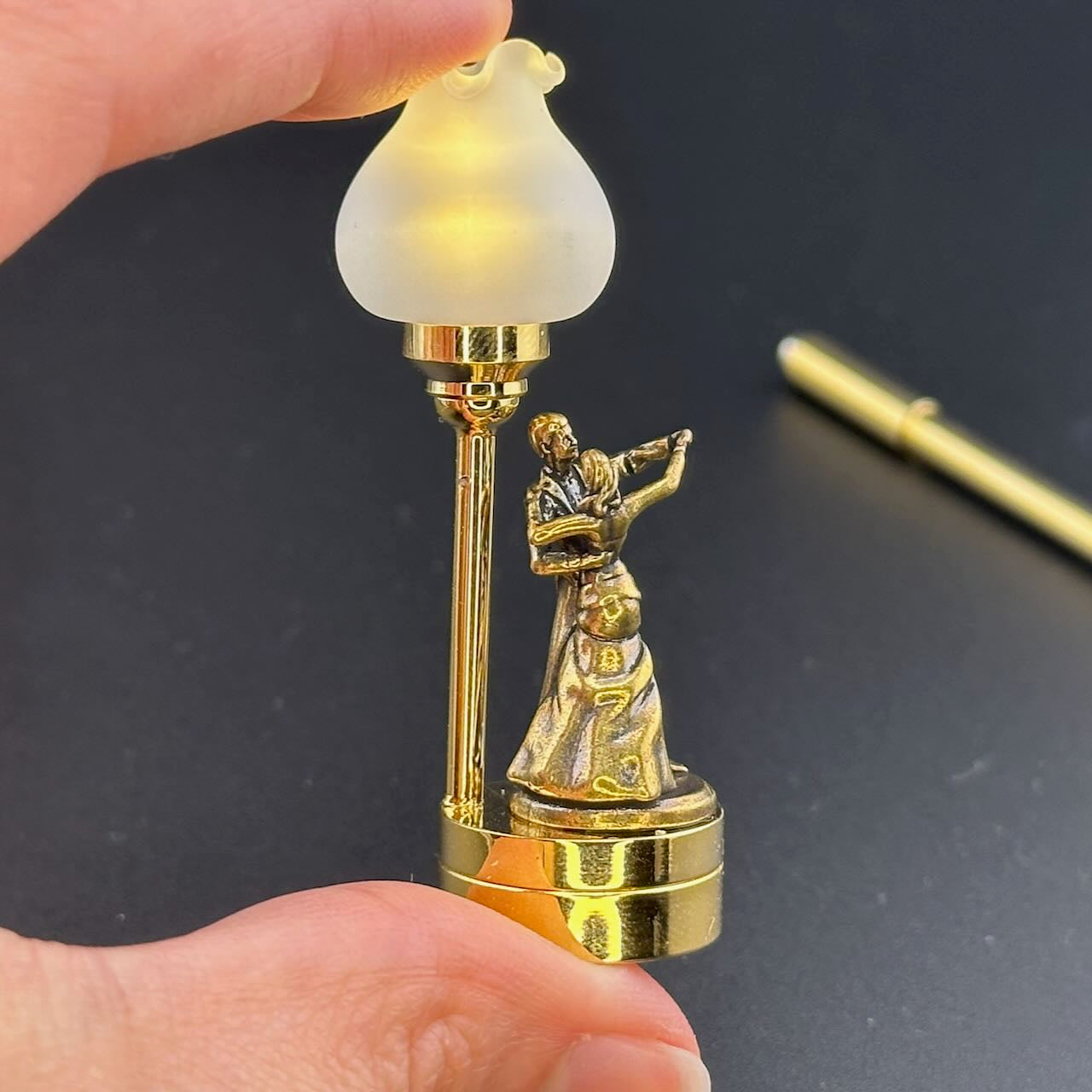 Romantic dance Miniature Touchless operation with Wand  1:12 table lamp LED for Dollhouse table light solid brass