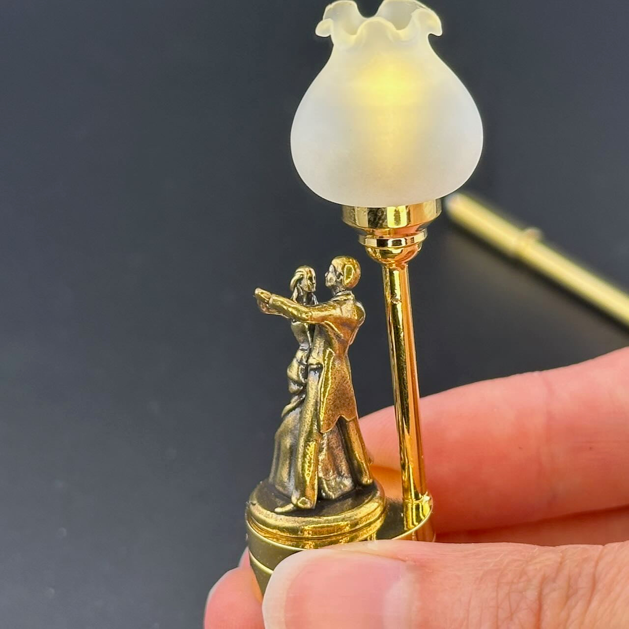Romantic dance Miniature Touchless operation with Wand  1:12 table lamp LED for Dollhouse table light solid brass
