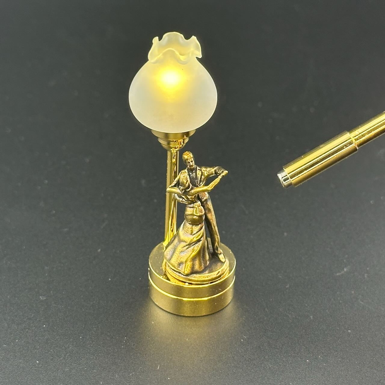 Romantic dance Miniature Touchless operation with Wand  1:12 table lamp LED for Dollhouse table light solid brass