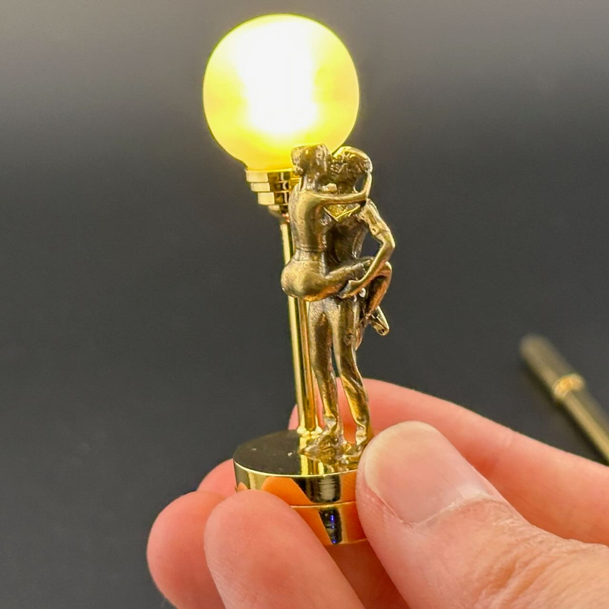 Miniatur-Berührungslose Bedienung mit Zauberstab 1:12 Tischlampe LED-Licht für Puppenhaus No-Touch No-Switch Stick Valentinstag Heiratsantrag