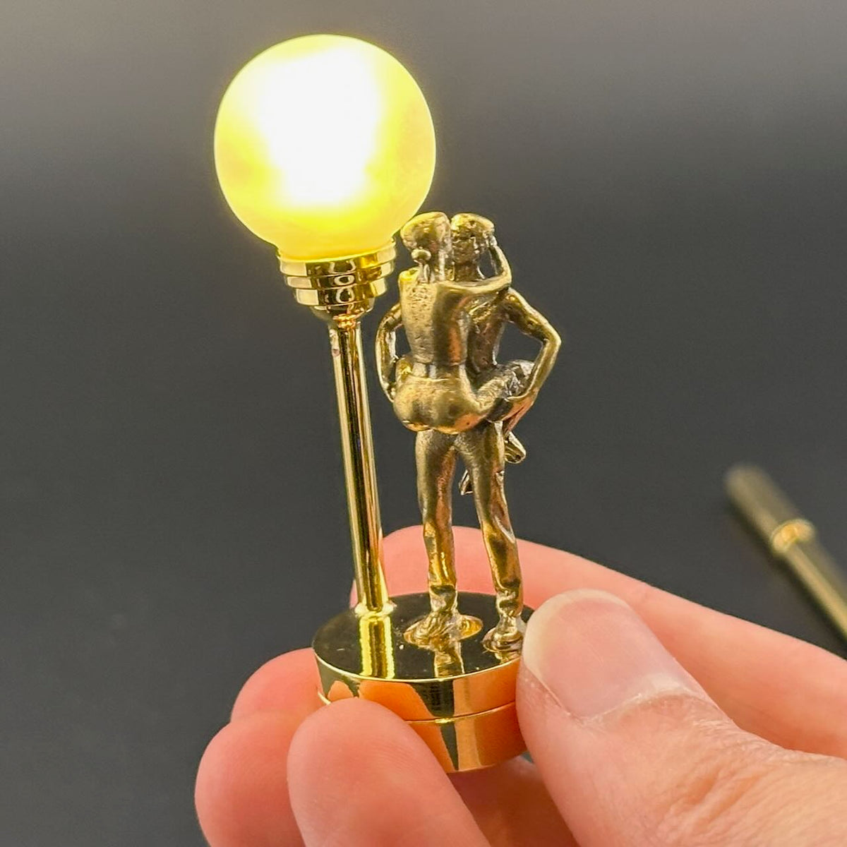 Miniatur-Berührungslose Bedienung mit Zauberstab 1:12 Tischlampe LED-Licht für Puppenhaus No-Touch No-Switch Stick Valentinstag Heiratsantrag