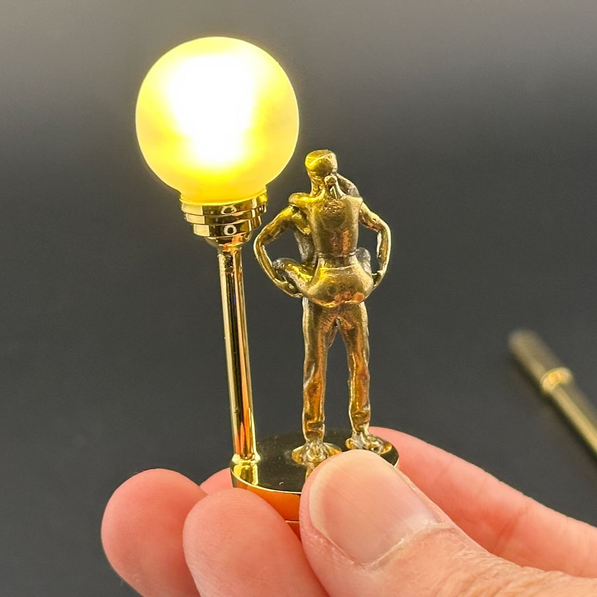Miniatur-Berührungslose Bedienung mit Zauberstab 1:12 Tischlampe LED-Licht für Puppenhaus No-Touch No-Switch Stick Valentinstag Heiratsantrag