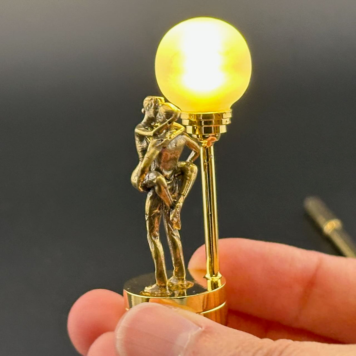 Miniatur-Berührungslose Bedienung mit Zauberstab 1:12 Tischlampe LED-Licht für Puppenhaus No-Touch No-Switch Stick Valentinstag Heiratsantrag