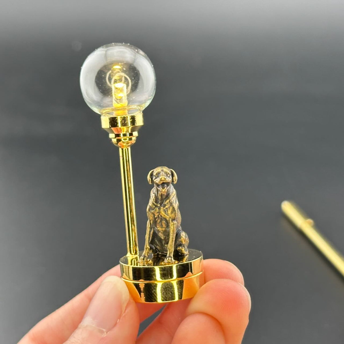 Miniatur-Berührungslose Bedienung mit Zauberstab 1:12 Tischlampe LED-Licht für Puppenhaus No-Touch No-Switch Stick Valentinstag Heiratsantrag