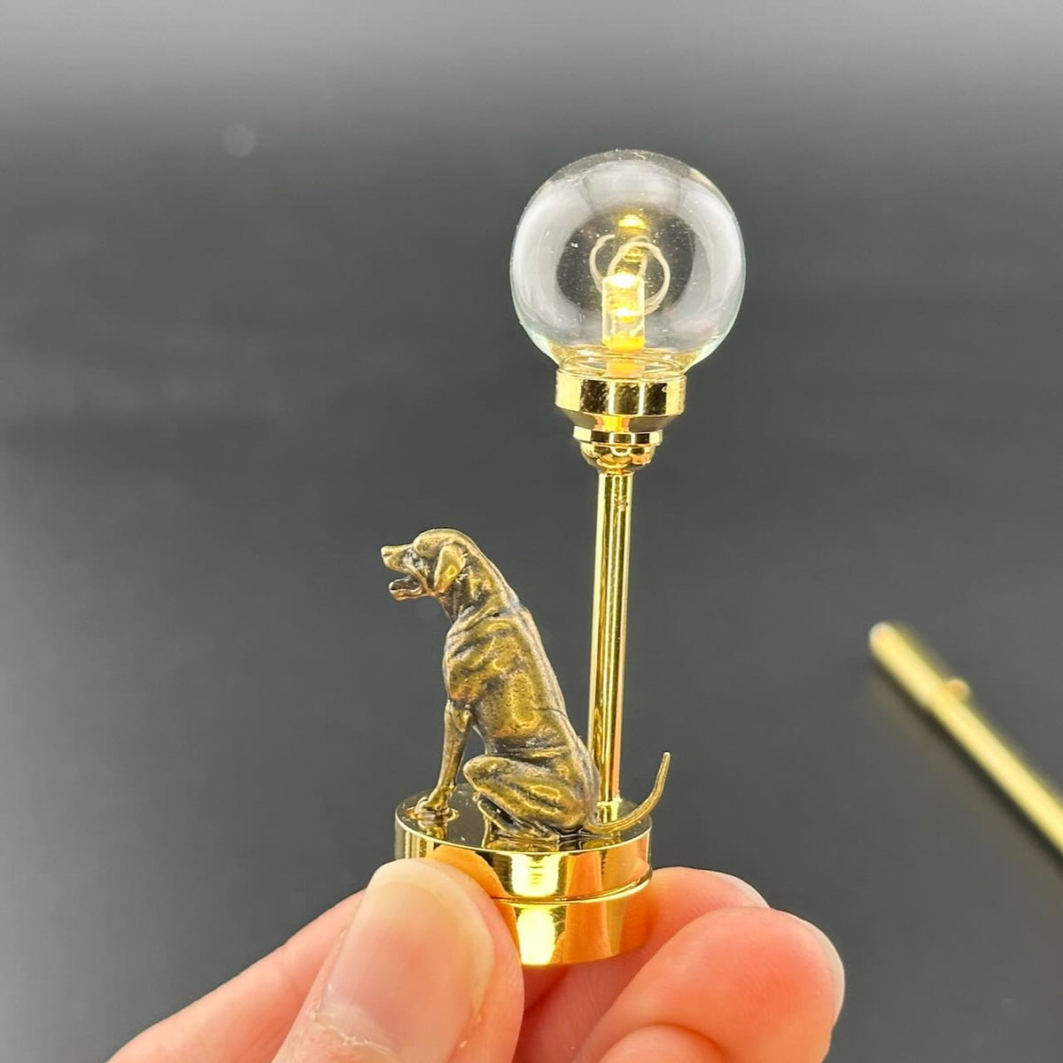 Miniatur-Berührungslose Bedienung mit Zauberstab 1:12 Tischlampe LED-Licht für Puppenhaus No-Touch No-Switch Stick Valentinstag Heiratsantrag