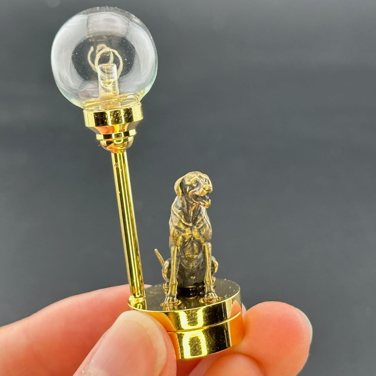 Miniatur-Berührungslose Bedienung mit Zauberstab 1:12 Tischlampe LED-Licht für Puppenhaus No-Touch No-Switch Stick Valentinstag Heiratsantrag