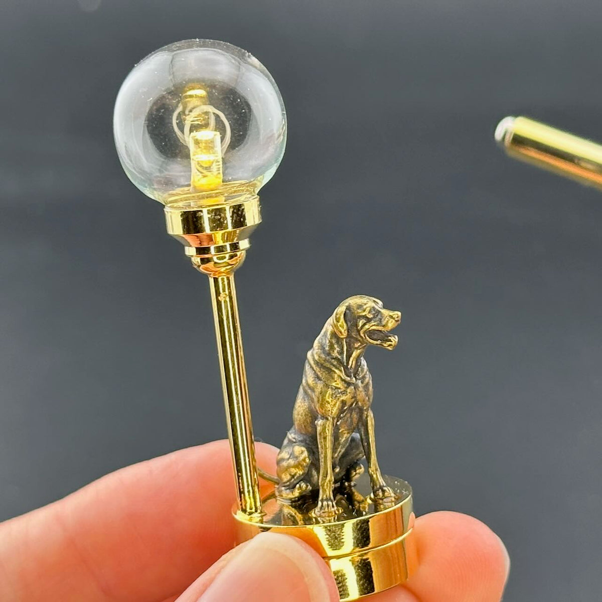 Miniatur-Berührungslose Bedienung mit Zauberstab 1:12 Tischlampe LED-Licht für Puppenhaus No-Touch No-Switch Stick Valentinstag Heiratsantrag