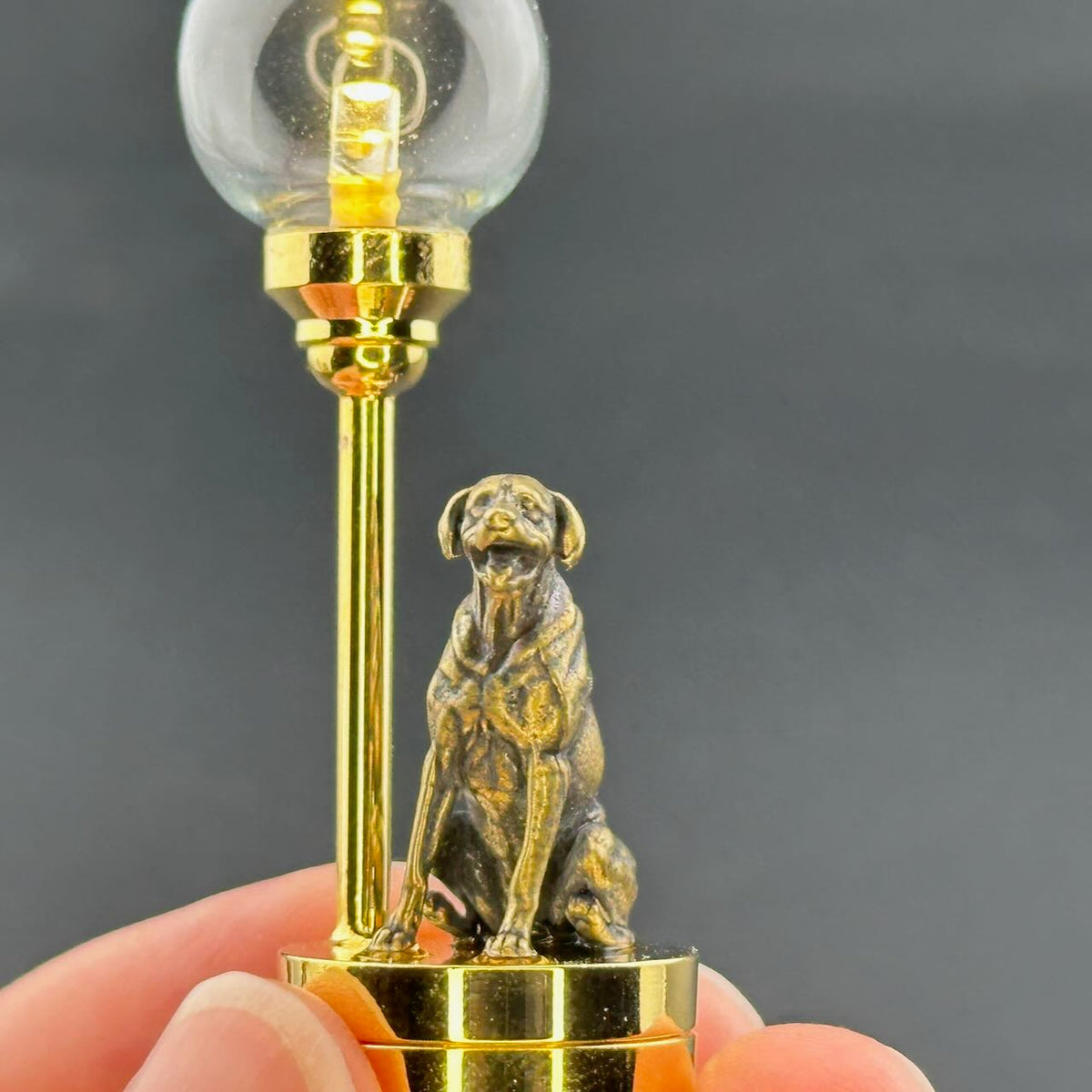 Miniatur-Berührungslose Bedienung mit Zauberstab 1:12 Tischlampe LED-Licht für Puppenhaus No-Touch No-Switch Stick Valentinstag Heiratsantrag