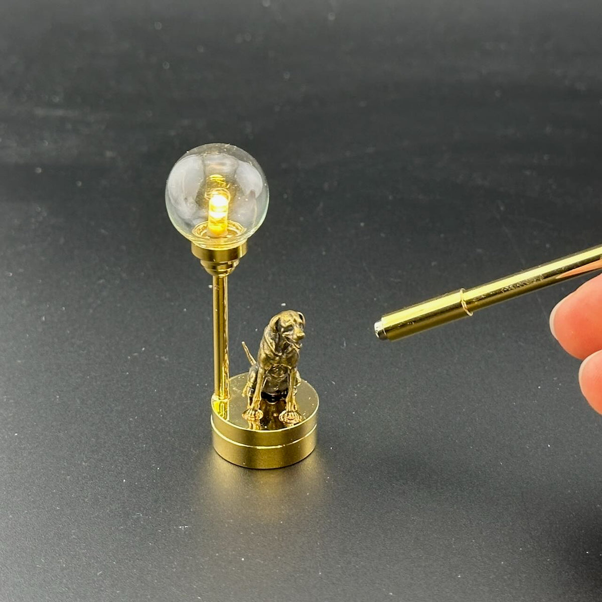 Miniatur-Berührungslose Bedienung mit Zauberstab 1:12 Tischlampe LED-Licht für Puppenhaus No-Touch No-Switch Stick Valentinstag Heiratsantrag