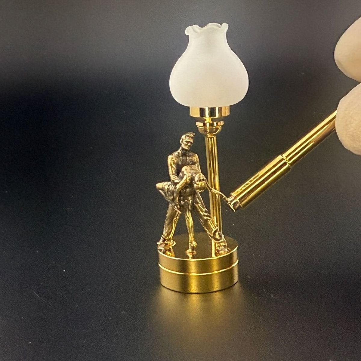 Lampe de table miniature sans contact avec baguette 1:12, lumière LED pour maison de poupée, sans contact, sans interrupteur, demande en mariage pour la Saint-Valentin