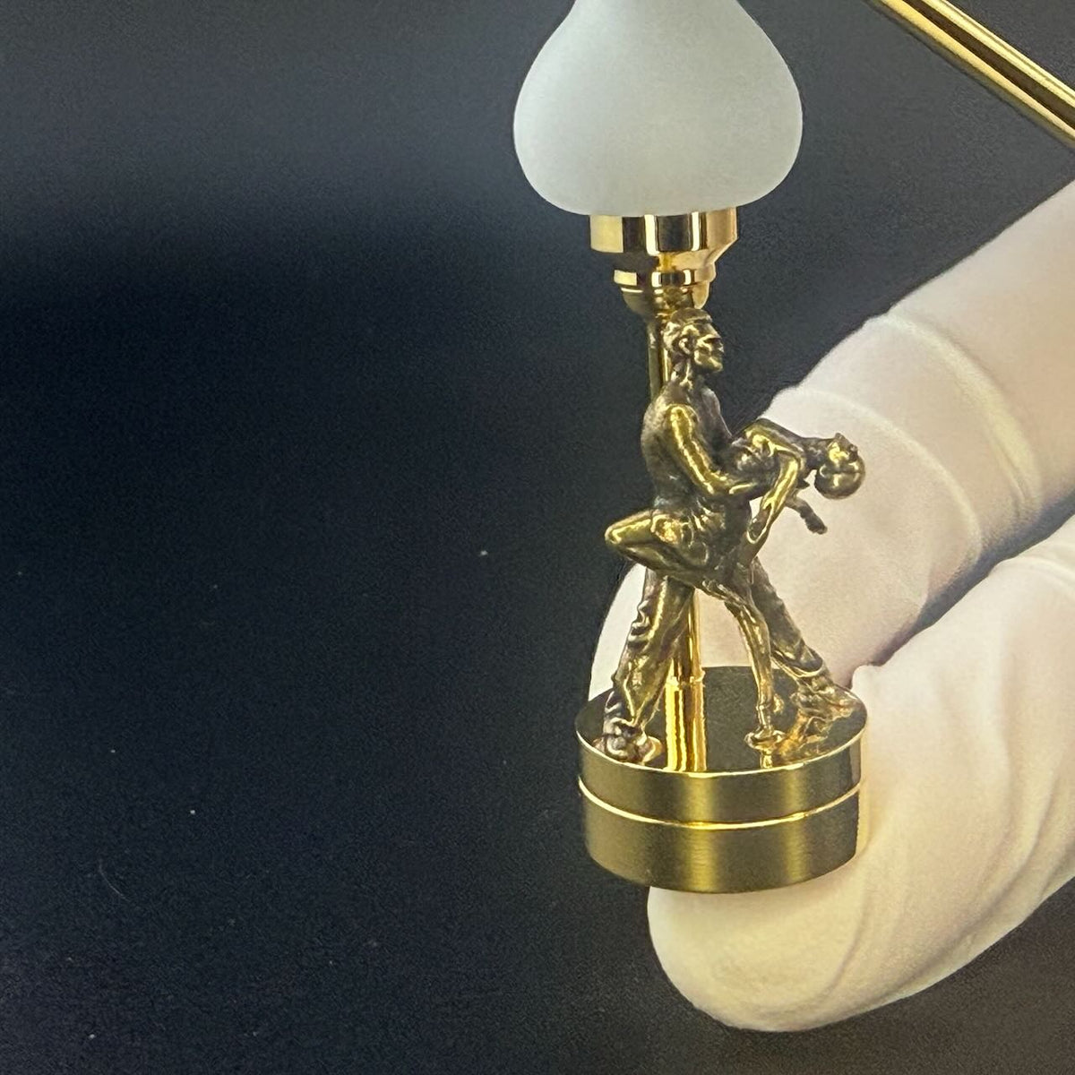 Lampe de table miniature sans contact avec baguette 1:12, lumière LED pour maison de poupée, sans contact, sans interrupteur, demande en mariage pour la Saint-Valentin