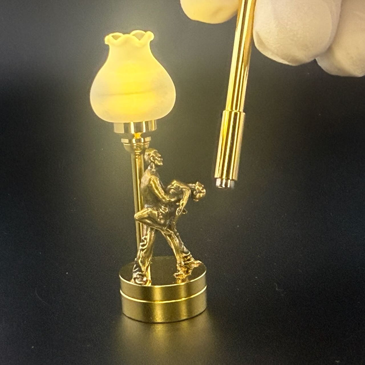 Lampe de table miniature sans contact avec baguette 1:12, lumière LED pour maison de poupée, sans contact, sans interrupteur, demande en mariage pour la Saint-Valentin