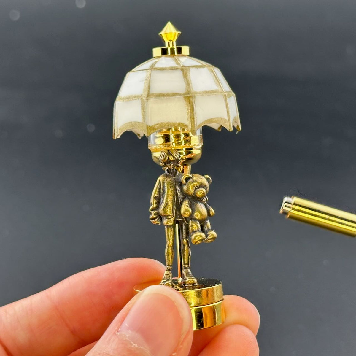 Miniatur-Berührungslose Bedienung mit Zauberstab 1:12 Tischlampe LED-Licht für Puppenhaus No-Touch No-Switch Stick Valentinstag Heiratsantrag