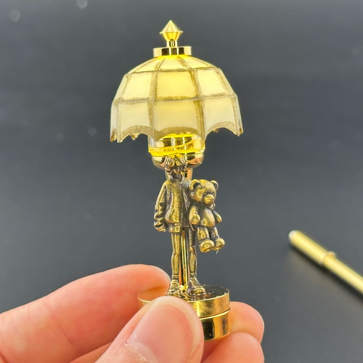 Miniatur-Berührungslose Bedienung mit Zauberstab 1:12 Tischlampe LED-Licht für Puppenhaus No-Touch No-Switch Stick Valentinstag Heiratsantrag