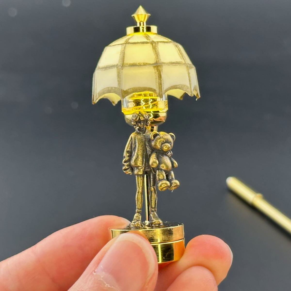 Miniatur-Berührungslose Bedienung mit Zauberstab 1:12 Tischlampe LED-Licht für Puppenhaus No-Touch No-Switch Stick Valentinstag Heiratsantrag