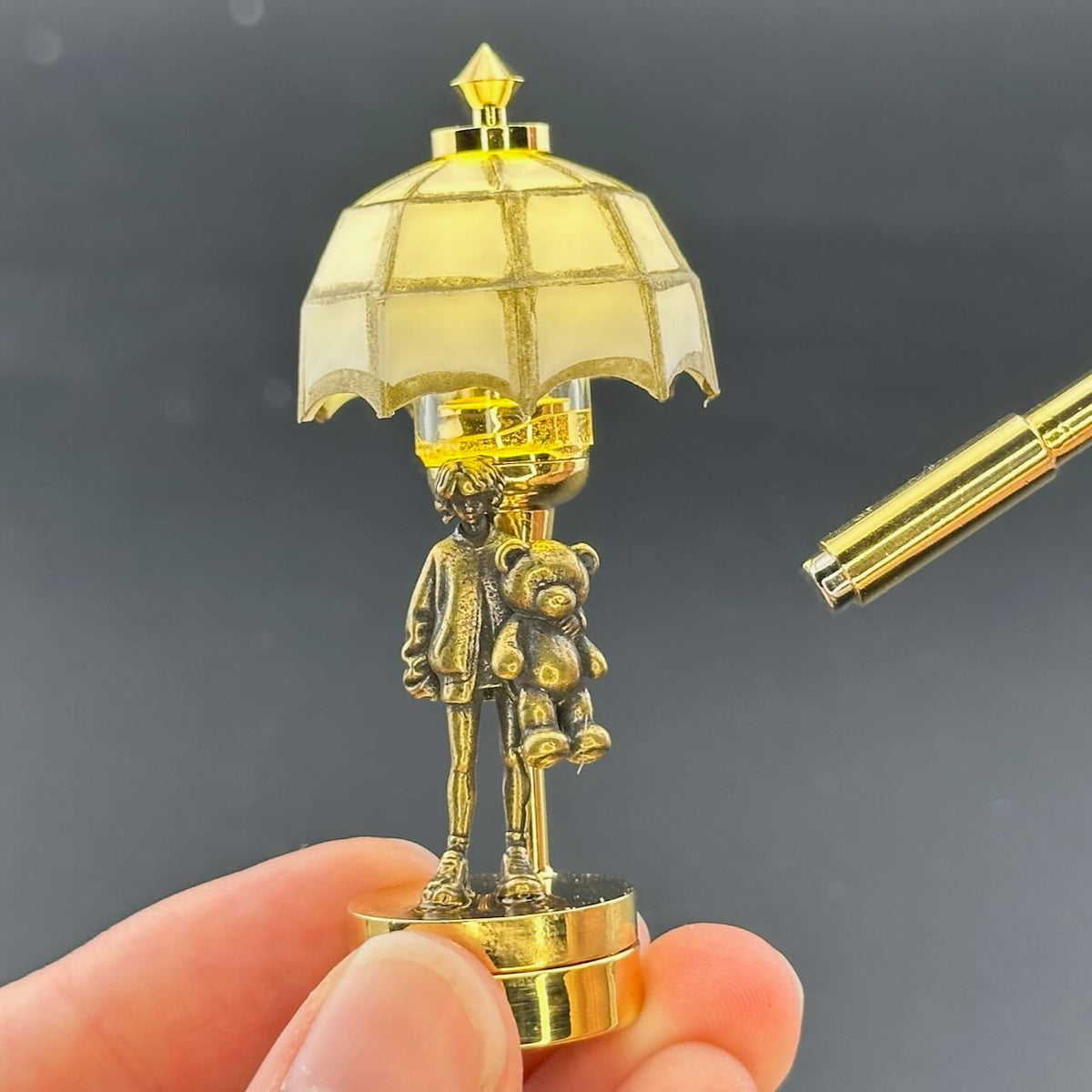 Miniatur-Berührungslose Bedienung mit Zauberstab 1:12 Tischlampe LED-Licht für Puppenhaus No-Touch No-Switch Stick Valentinstag Heiratsantrag