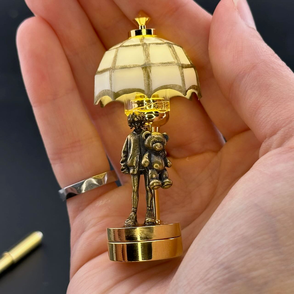 Miniatur-Berührungslose Bedienung mit Zauberstab 1:12 Tischlampe LED-Licht für Puppenhaus No-Touch No-Switch Stick Valentinstag Heiratsantrag