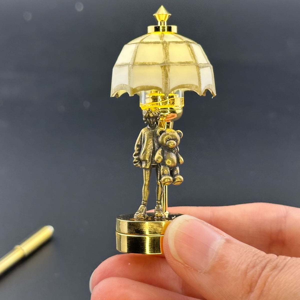 Miniatur-Berührungslose Bedienung mit Zauberstab 1:12 Tischlampe LED-Licht für Puppenhaus No-Touch No-Switch Stick Valentinstag Heiratsantrag