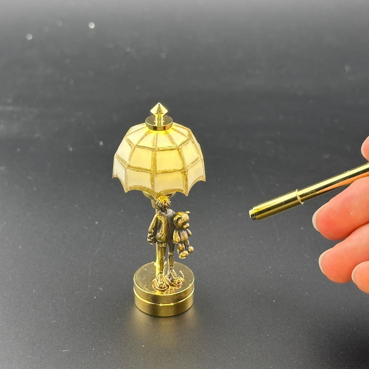 Miniatur-Berührungslose Bedienung mit Zauberstab 1:12 Tischlampe LED-Licht für Puppenhaus No-Touch No-Switch Stick Valentinstag Heiratsantrag