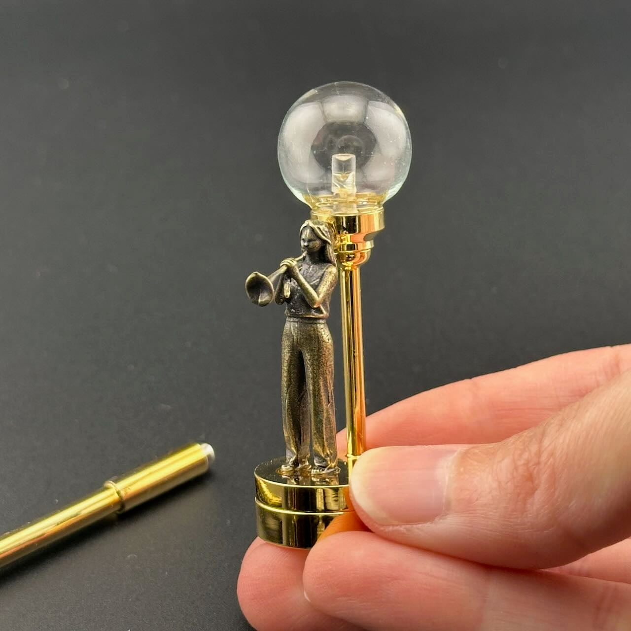 Miniatur-Berührungslose Bedienung mit Zauberstab 1:12 Tischlampe LED-Licht für Puppenhaus No-Touch No-Switch Stick Valentinstag Heiratsantrag