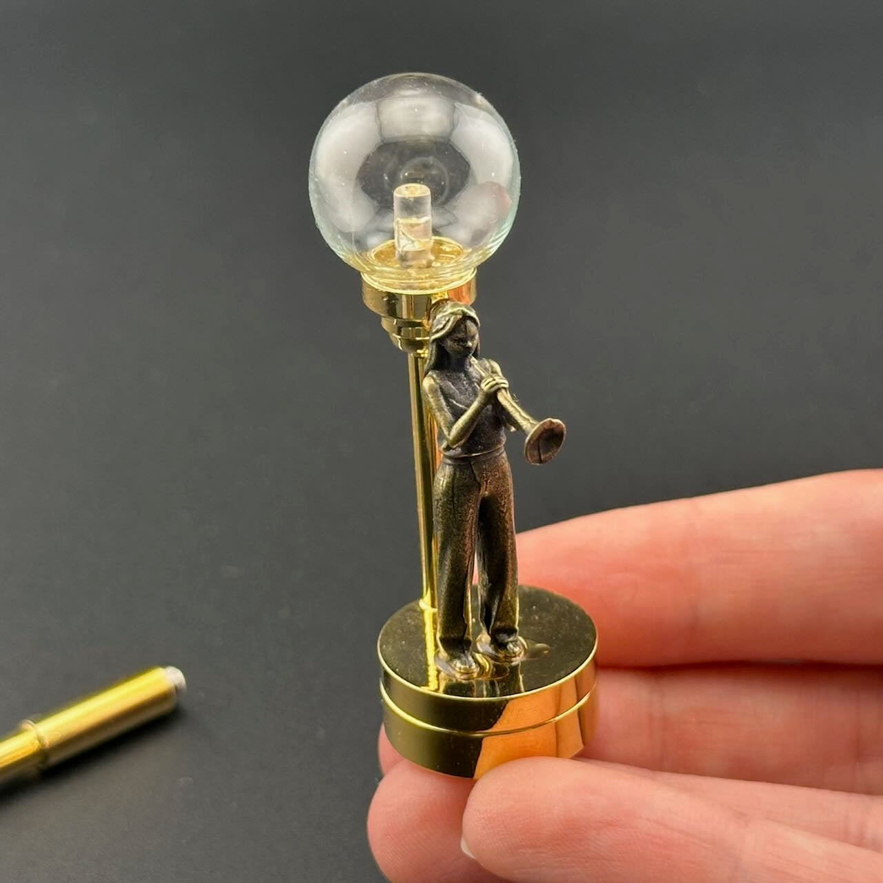 Miniatur-Berührungslose Bedienung mit Zauberstab 1:12 Tischlampe LED-Licht für Puppenhaus No-Touch No-Switch Stick Valentinstag Heiratsantrag
