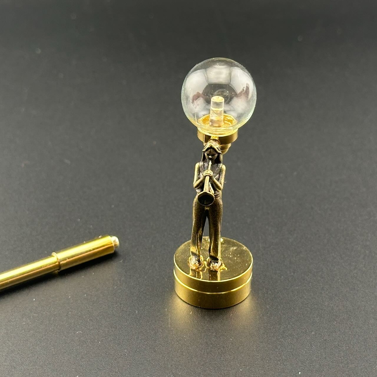 Miniatur-Berührungslose Bedienung mit Zauberstab 1:12 Tischlampe LED-Licht für Puppenhaus No-Touch No-Switch Stick Valentinstag Heiratsantrag
