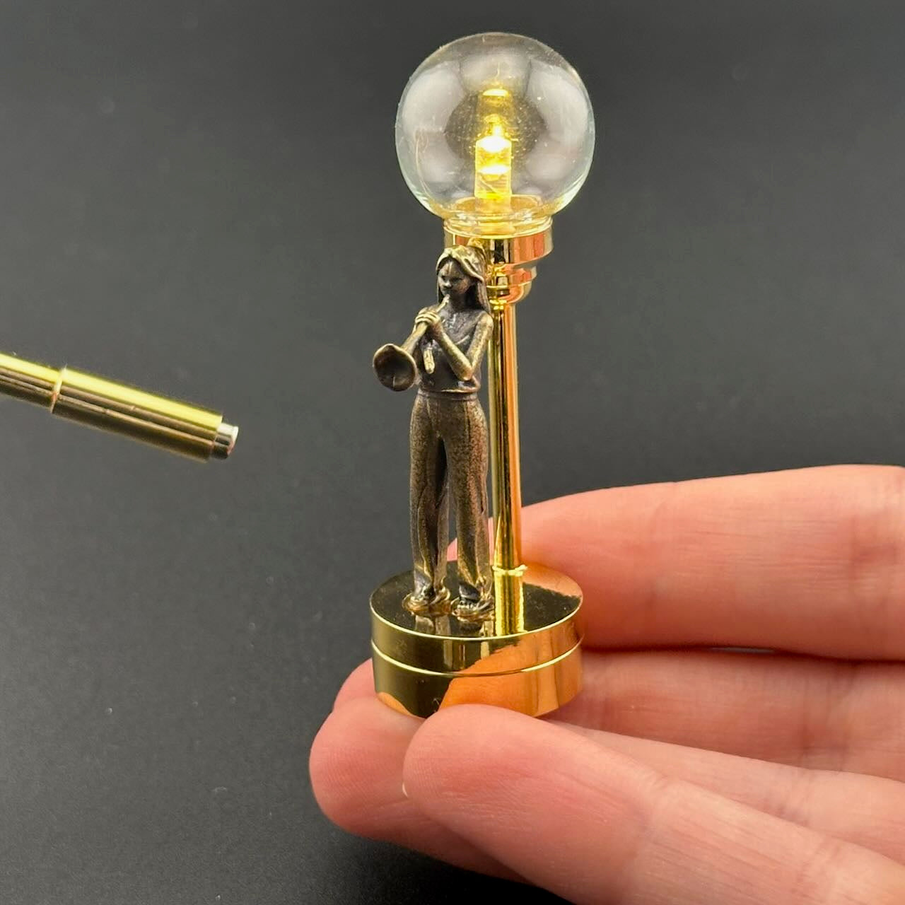 Miniatur-Berührungslose Bedienung mit Zauberstab 1:12 Tischlampe LED-Licht für Puppenhaus No-Touch No-Switch Stick Valentinstag Heiratsantrag