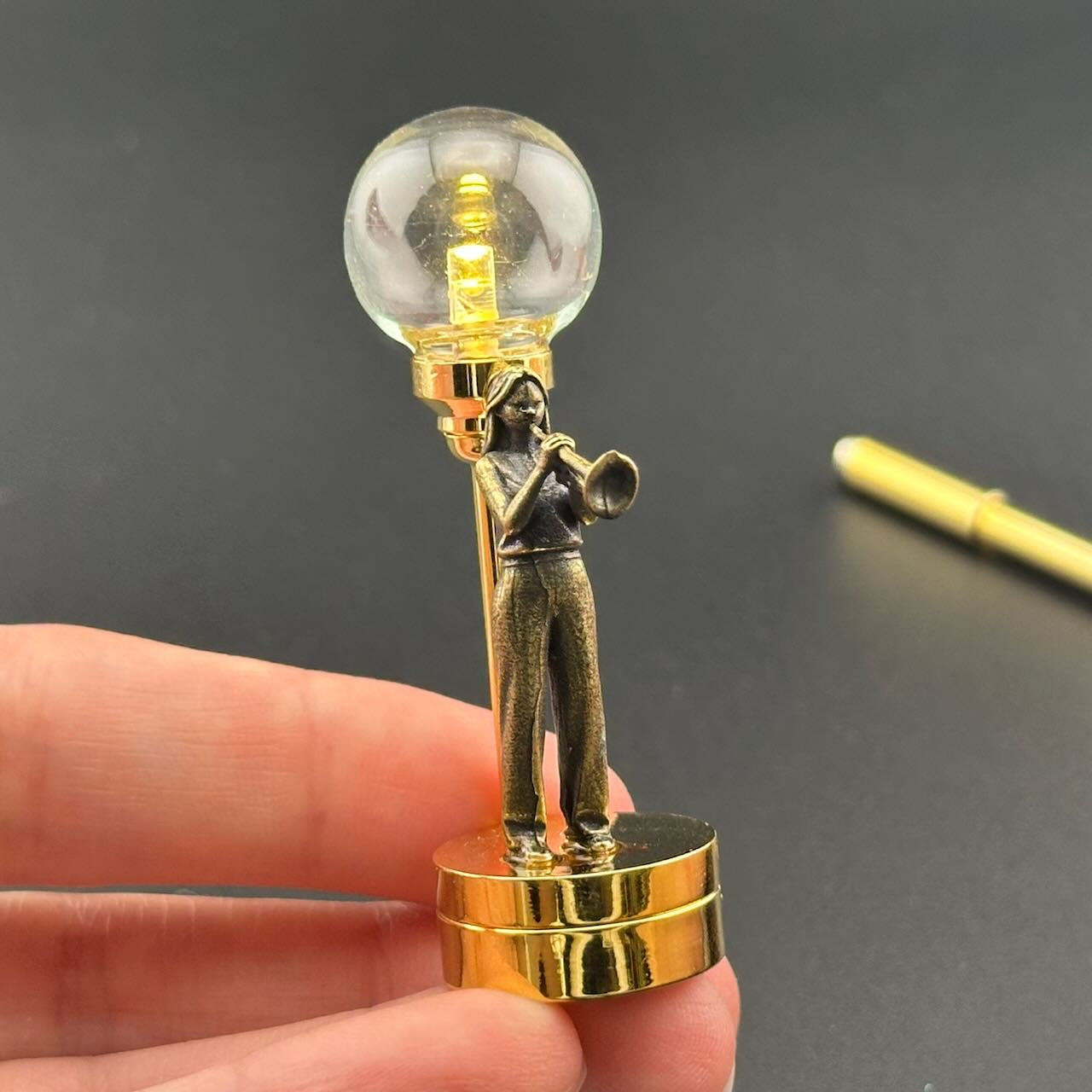 Miniatur-Berührungslose Bedienung mit Zauberstab 1:12 Tischlampe LED-Licht für Puppenhaus No-Touch No-Switch Stick Valentinstag Heiratsantrag