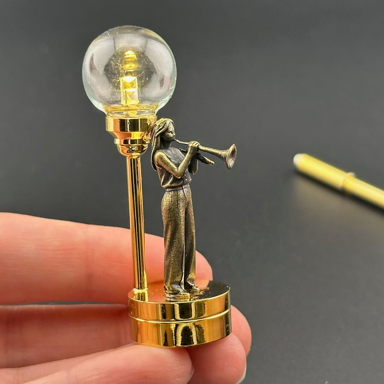 Miniatur-Berührungslose Bedienung mit Zauberstab 1:12 Tischlampe LED-Licht für Puppenhaus No-Touch No-Switch Stick Valentinstag Heiratsantrag