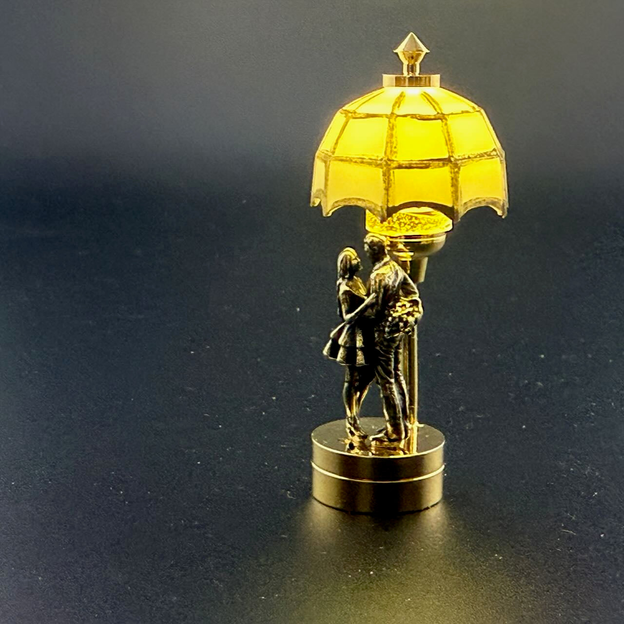 Romantic moment figurine Miniature Touchless operation with Wand 1