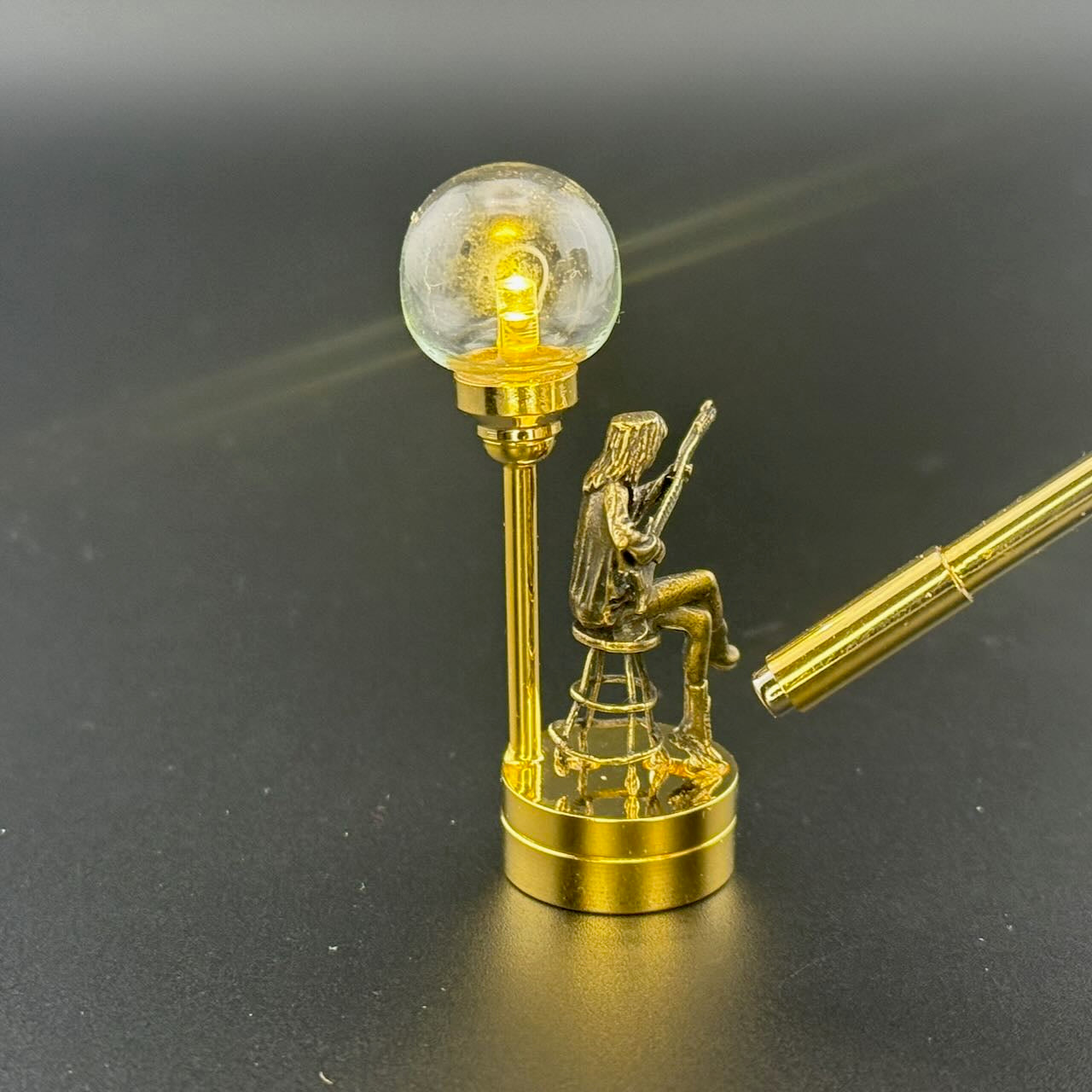 Miniatur-Berührungslose Bedienung mit Zauberstab 1:12 Tischlampe LED-Licht für Puppenhaus No-Touch No-Switch Stick Valentinstag Heiratsantrag